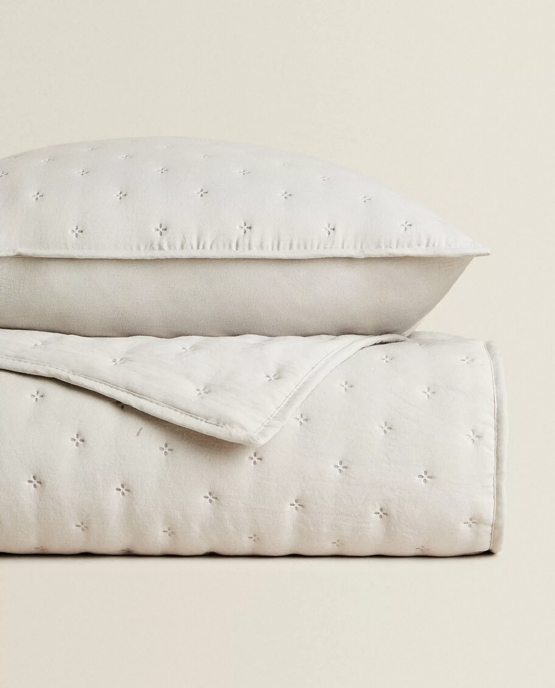 ZARA Home Quilted Quilt With Dots | Quilts