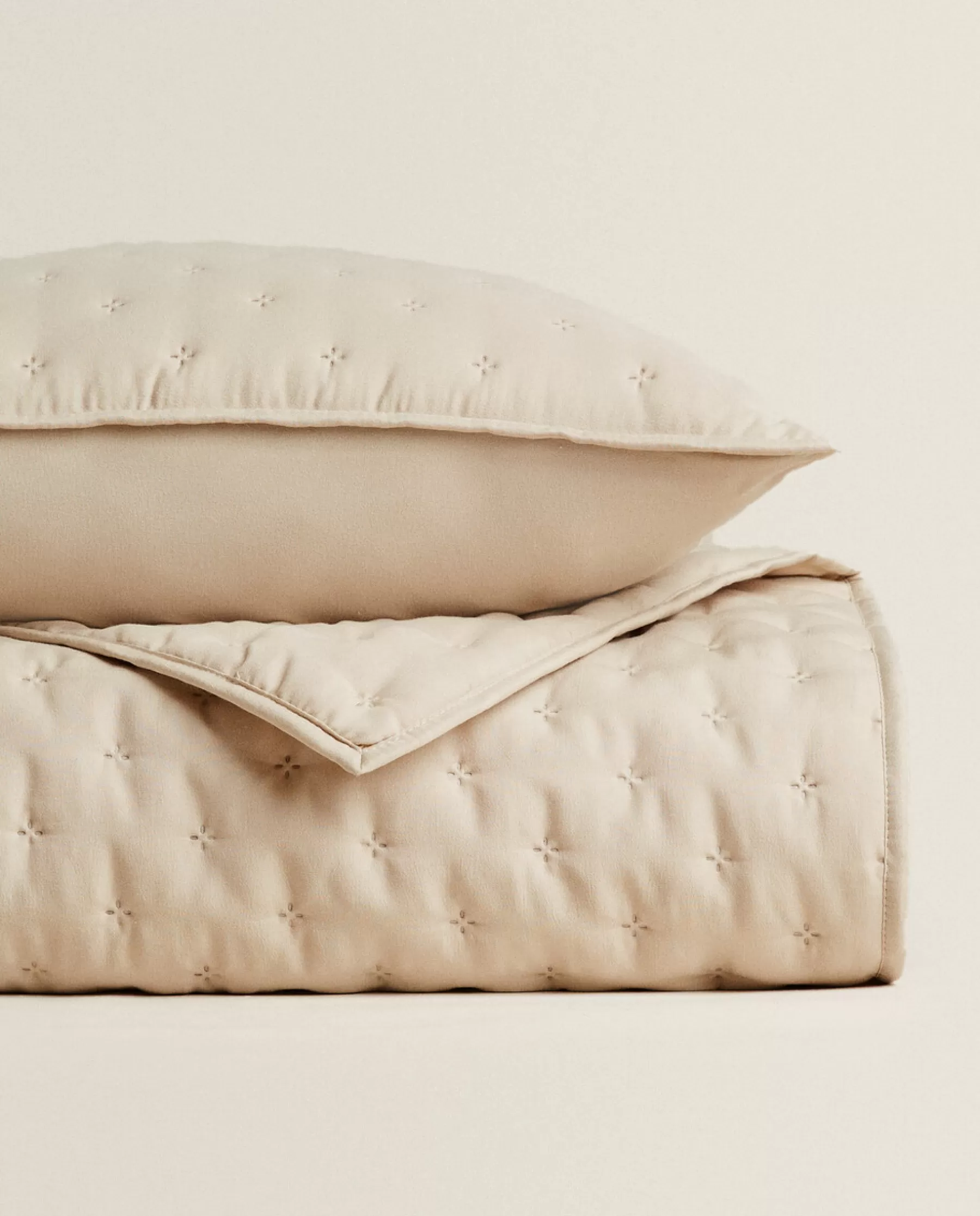 ZARA Home Quilted Quilt With Dots | Quilts